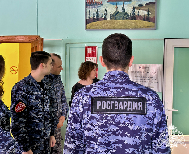 Личный состав Росгвардии посетил экскурсию по музейной комнате Дмитрия Гусарова