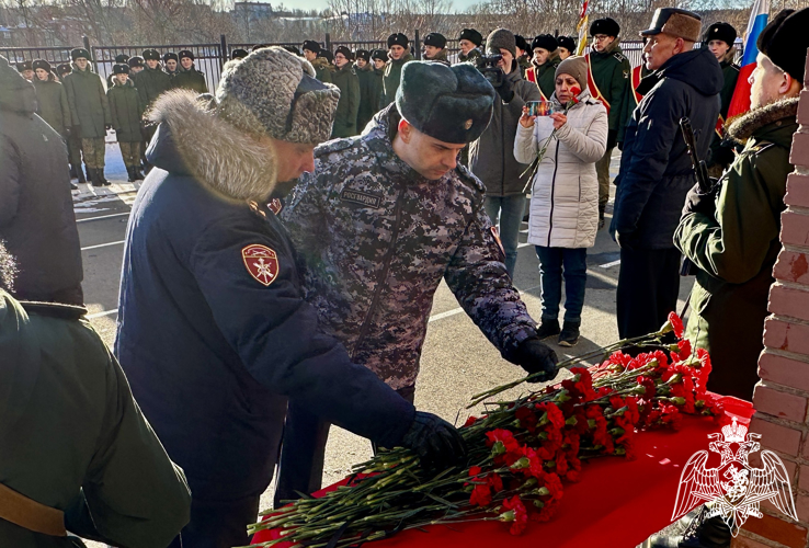 При содействии Росгвардии в Карельском кадетском корпусе открыли мемориальную доску погибшему офицеру
