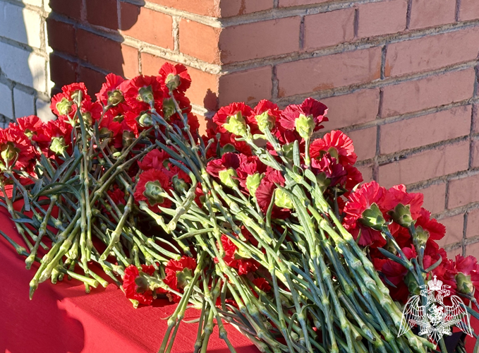 При содействии Росгвардии в Карельском кадетском корпусе открыли мемориальную доску погибшему офицеру
