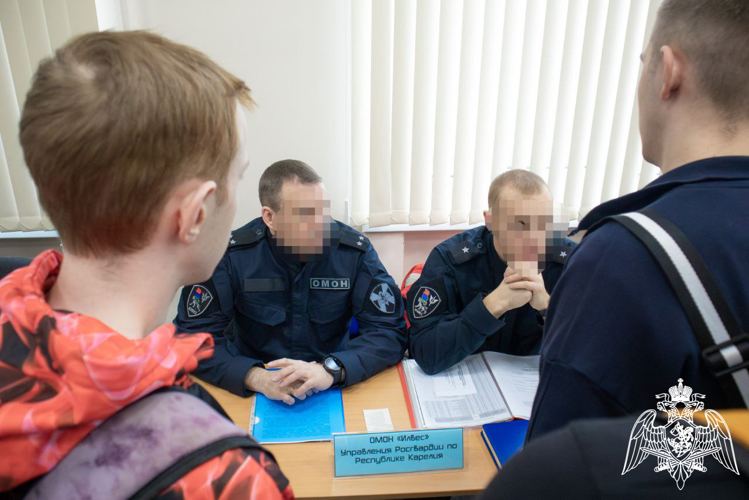 Бойцы ОМОН «Илвес» Росгвардии пригласили будущих выпускников на службу в отряд