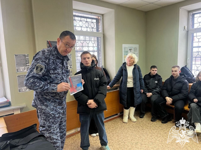 В Медвежьегорском отделе вневедомственной охраны состоялась экскурсия для школьников