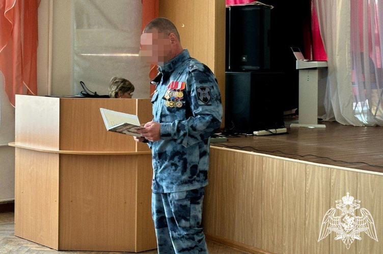 Сотрудники ОМОН «Илвес» приняли участие в акции «Город читает детям»