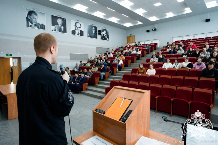 Офицер спецназа рассказал карельским студентам о службе в ОМОНе Росгвардии