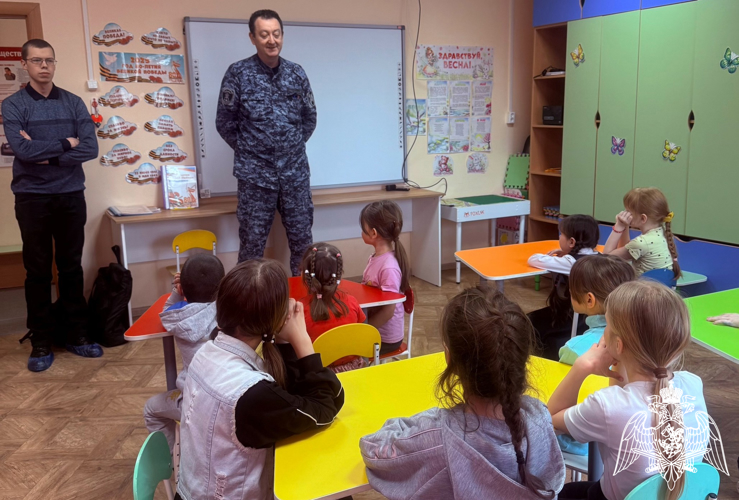 Сотрудники вневедомственной охраны Росгвардии посетили «Центр помощи детям»
