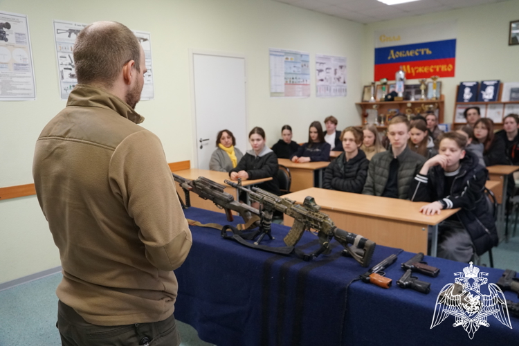 Карельские школьники побывали на экскурсии в отряде СОБР «Карху» Росгвардии