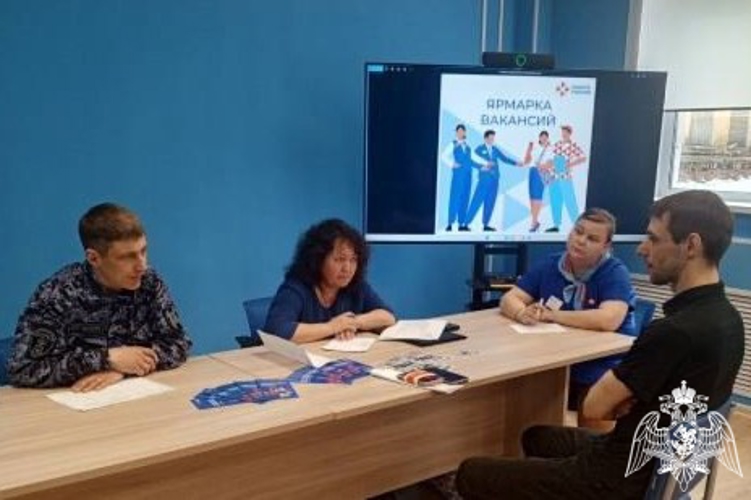 В Сегеже сотрудники Росгвардии рассказали гражданам о приеме на службу 