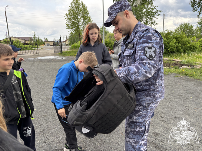 В преддверии Дня России сотрудники Росгвардии провели патриотическое мероприятие со школьниками