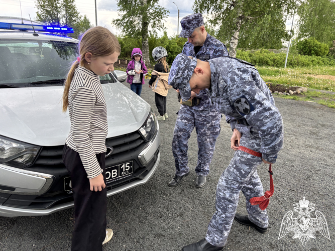 В преддверии Дня России сотрудники Росгвардии провели патриотическое мероприятие со школьниками