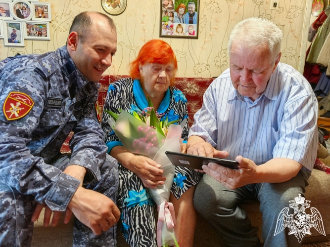 В День семьи, любви и верности представители Росгвардии поздравили ветеранов с праздником