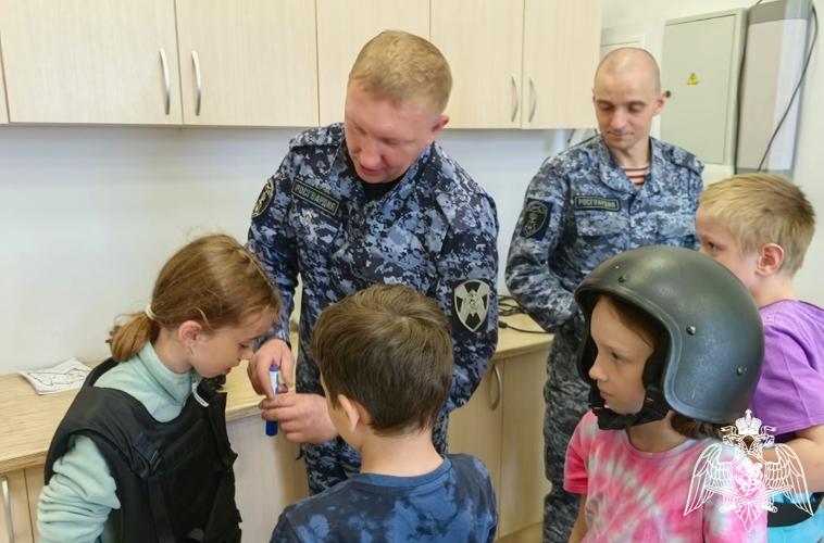 Карельские росгвардейцы провели профориентационную встречу с детьми