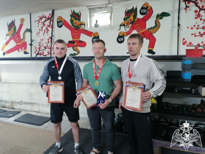 Боец СОБР «Карху» Росгвардии одержал победу на чемпионате по гиревому спорту