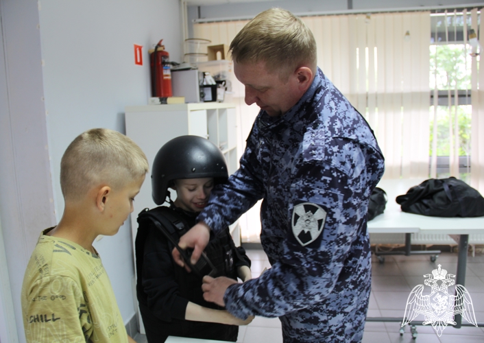 В Петрозаводске сотрудники Росгвардии рассказали детям о специфике своей службы