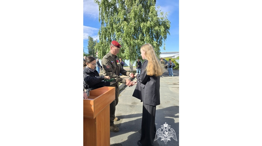 В Карелии руководство территориального управления Росгвардии поздравило студентов с Днем знаний