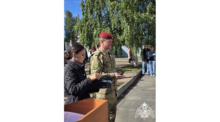 В Карелии руководство территориального управления Росгвардии поздравило студентов с Днем знаний