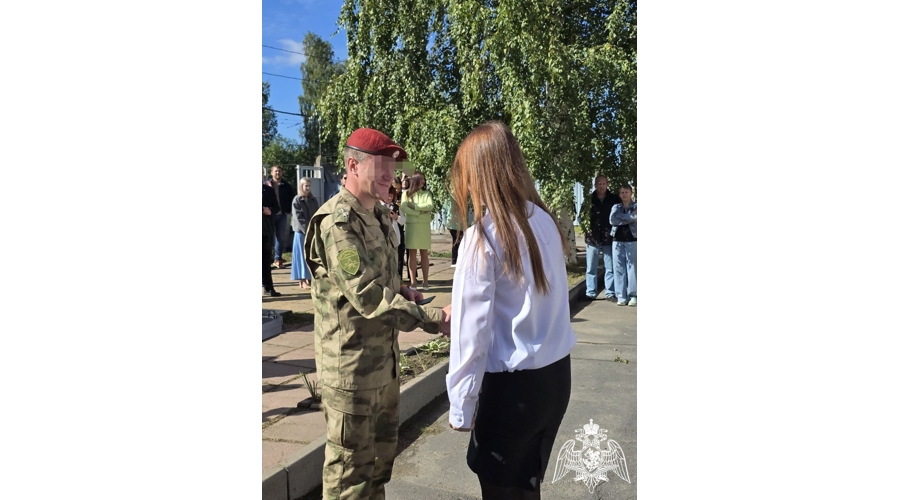 В Карелии руководство территориального управления Росгвардии поздравило студентов с Днем знаний