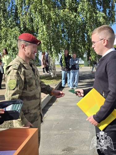 В Карелии руководство территориального управления Росгвардии поздравило студентов с Днем знаний
