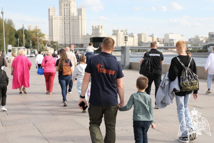 Семья карельского росгвардейца прибыла в Москву по приглашению главы ведомства