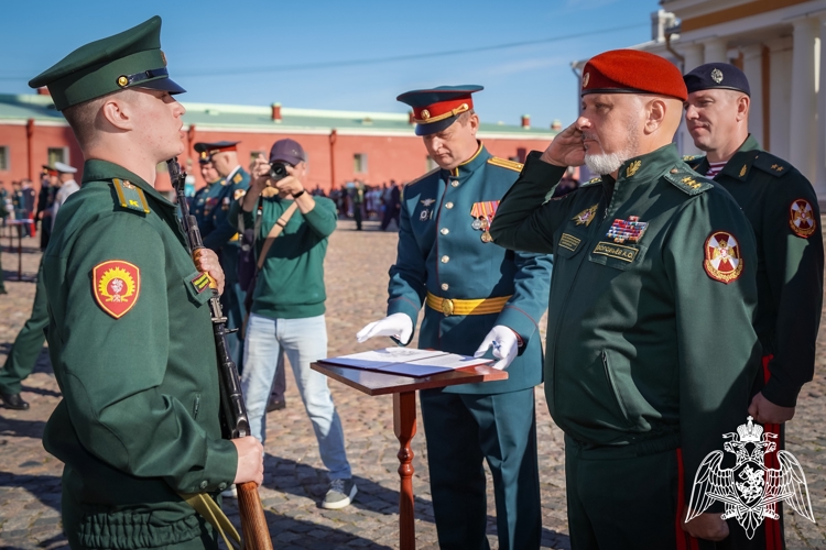 Карельские первокурсники Военной академии Росгвардии приняли Военную присягу в Санкт-Петербурге (ВИДЕО)