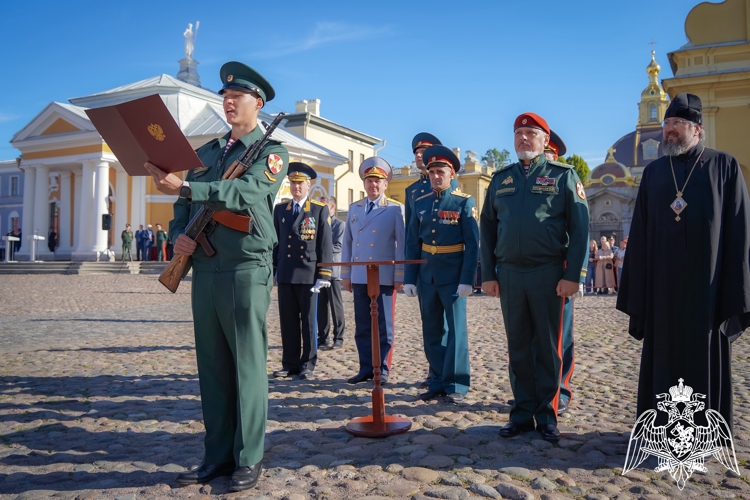 Карельские первокурсники Военной академии Росгвардии приняли Военную присягу в Санкт-Петербурге (ВИДЕО)