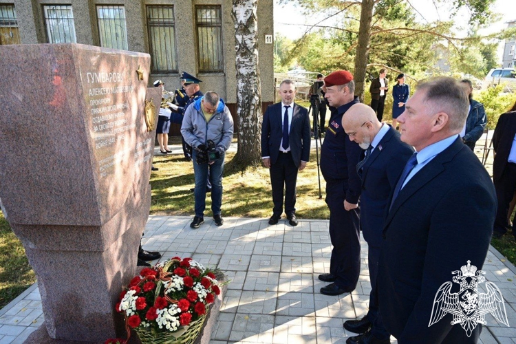 Начальник регионального управления Росгвардии принял участие в церемонии открытия памятника прокурору Пряжинского района