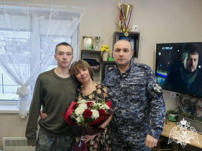 В Карелии в преддверии Дня матери офицер Росгвардии почтил память солдатских матерей России