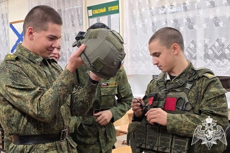 В преддверии Дня призывника карельские росгвардейцы встретились с кадетами