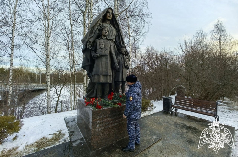 В Карелии в преддверии Дня матери офицер Росгвардии почтил память солдатских матерей России