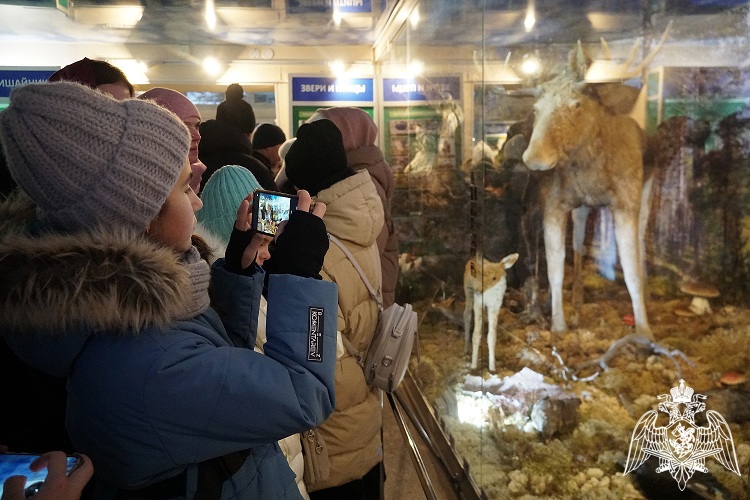 При поддержке Росгвардии и АНО «Победоносец» дети участников СВО познакомились с карельским Дедом Морозом (видео)