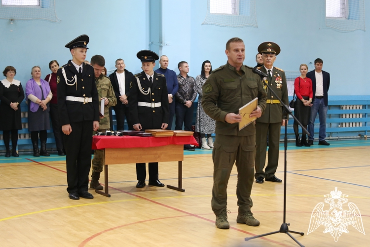 В Петрозаводске руководство регионального управления Росгвардии поздравило коллектив кадетского корпуса с юбилеем
