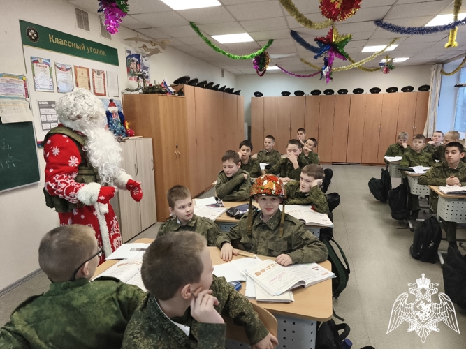 Дед Мороз специального назначения Росгвардии поздравил карельских кадет с Новым годом