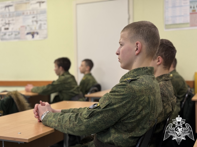 Офицеры карельского СОБРа провели экскурсию для кадет