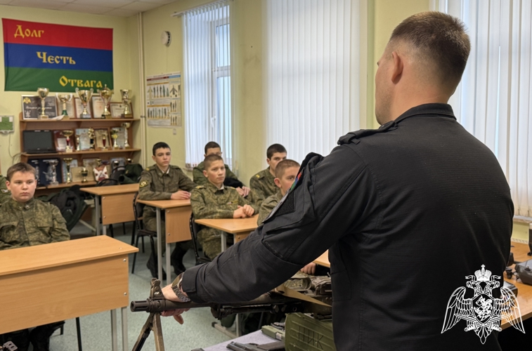 Офицеры карельского СОБРа провели экскурсию для кадет