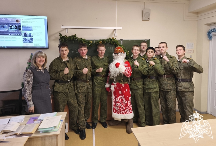 Дед Мороз специального назначения Росгвардии поздравил карельских кадет с Новым годом