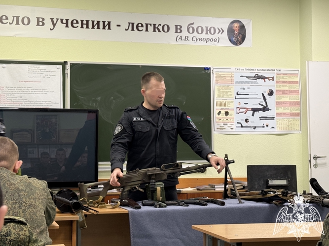 Офицеры карельского СОБРа провели экскурсию для кадет