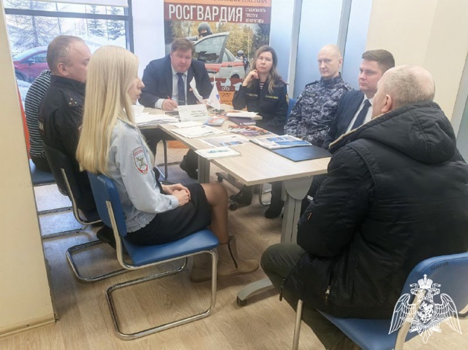 В районах Карелии сотрудники Росгвардии приглашают граждан на службу