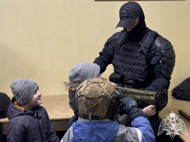 Школьники побывали на экскурсии в пункте дислокации отряда ОМОН «Илвес»