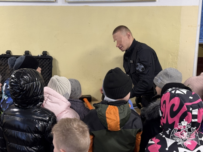Школьники побывали на экскурсии в пункте дислокации отряда ОМОН «Илвес»
