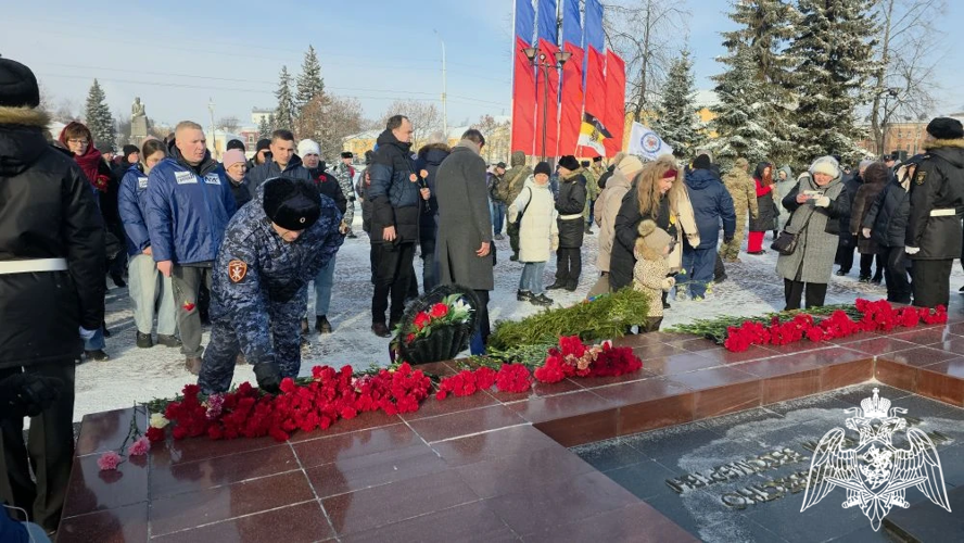 В День защитника Отечества офицер Росгвардии возложил цветы у Вечного огня