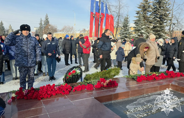 В День защитника Отечества офицер Росгвардии возложил цветы у Вечного огня