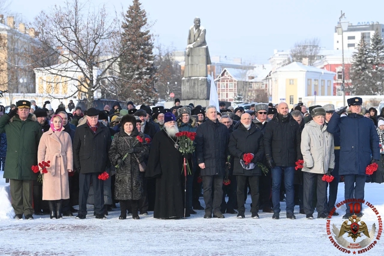 В День защитника Отечества офицер Росгвардии возложил цветы у Вечного огня