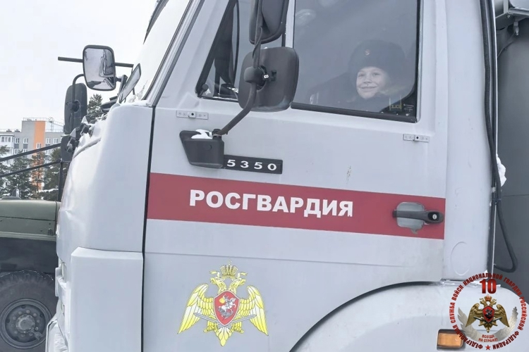Будущие защитники Родины узнали о служебных буднях сотрудников карельского ОМОНа