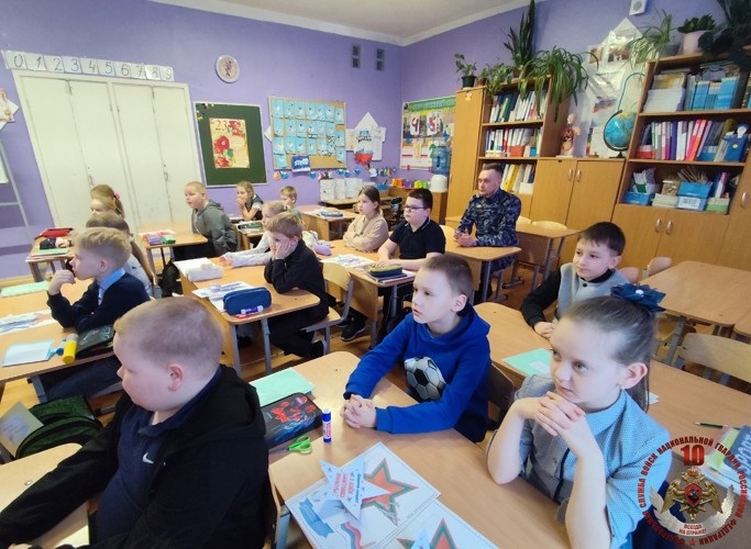 «Защитник Отечества — это призвание»: кемский росгвардеец провёл урок мужества для школьников в Рабочеоостровске