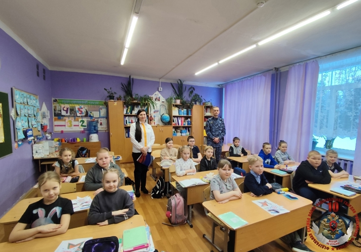 «Защитник Отечества — это призвание»: кемский росгвардеец провёл урок мужества для школьников в Рабочеоостровске