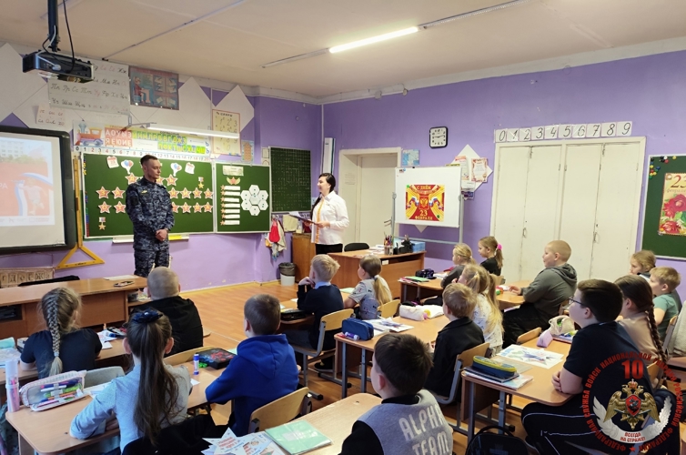 «Защитник Отечества — это призвание»: кемский росгвардеец провёл урок мужества для школьников в Рабочеоостровске
