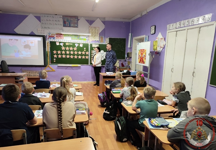 «Защитник Отечества — это призвание»: кемский росгвардеец провёл урок мужества для школьников в Рабочеоостровске