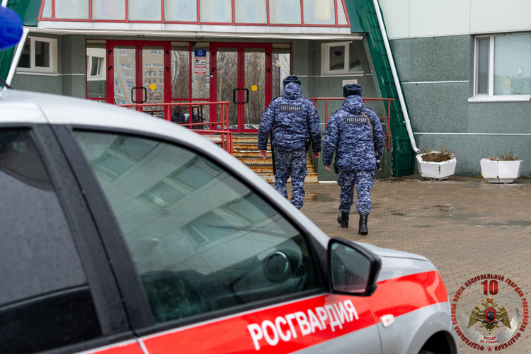 Наряд Росгвардии задержал агрессивную гражданку в отделении банка