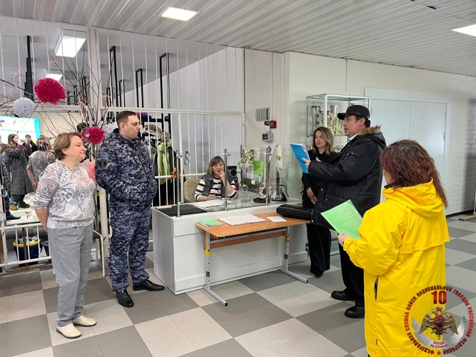 В Костомукше росгвардейцы проверили антитеррорестическую защищенность объектов образования