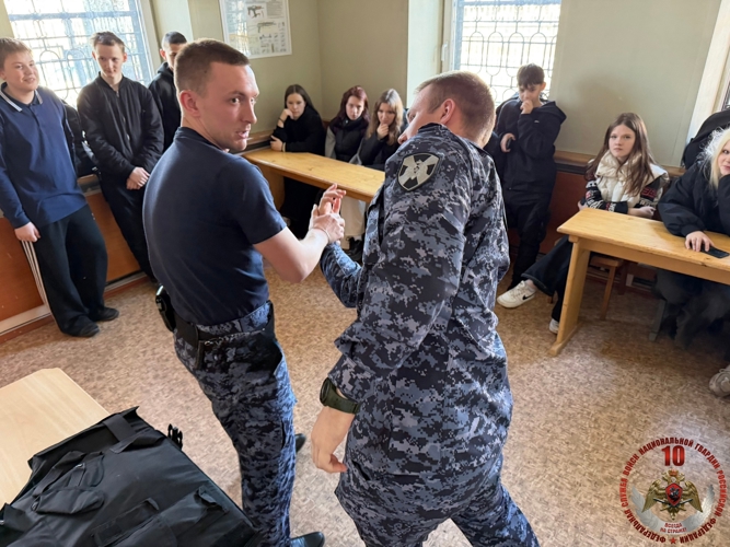 В Пудоже школьники познакомились с работой вневедомственной охраны Росгвардии