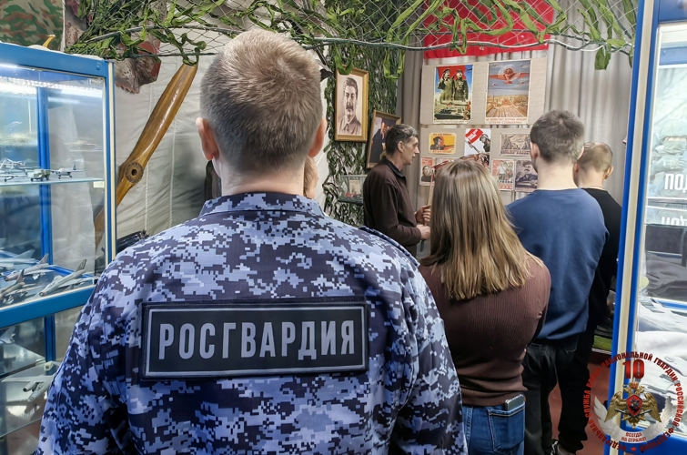 Будущие росгвардейцы знакомятся с героическими страницами истории России 