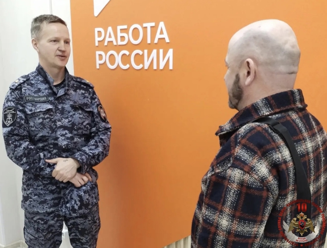 Сотрудники Росгвардии информируют граждан о перспективах поступления на службу в ряды ведомства 